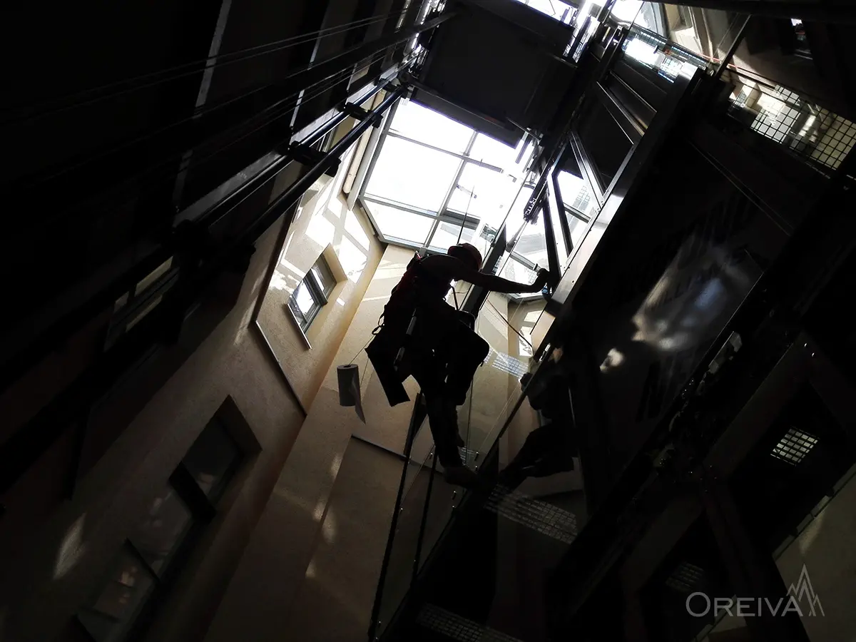 Мытье окон, крыш, и фасадов | Промышленный альпинизм | https://oreiva.lv | +371 27147279